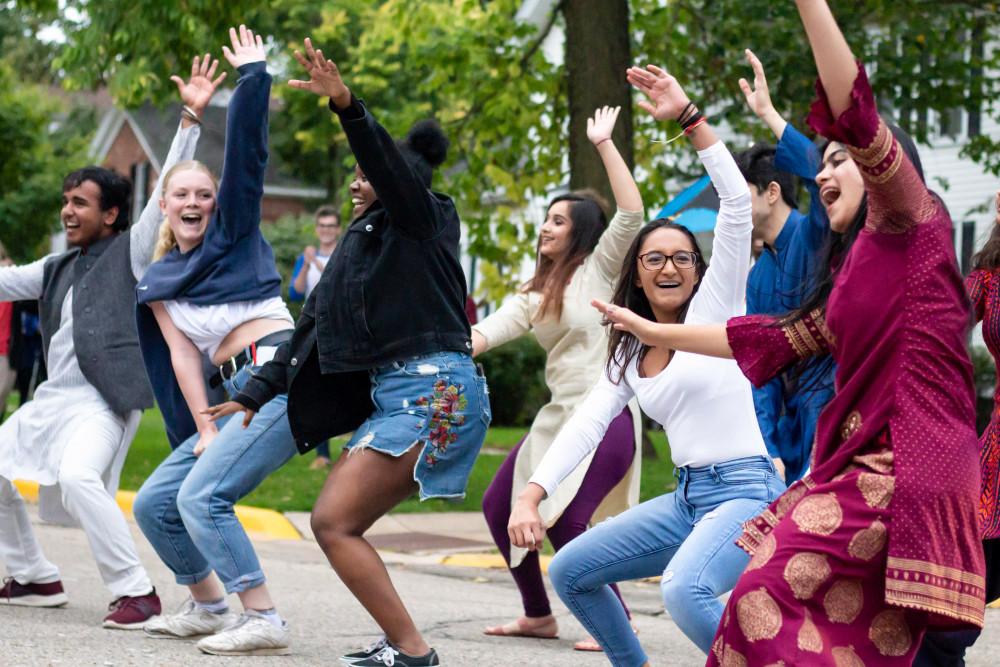 2019年，国际学生跳起了舞蹈，这是最近一次校园游行.