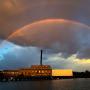 双彩虹和傍晚的阳光照亮了伯洛伊特屡获殊荣的发电站.