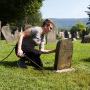 凯特琳·艾布拉姆斯08年用D2，一种无毒的杀菌剂，来清理墓碑.